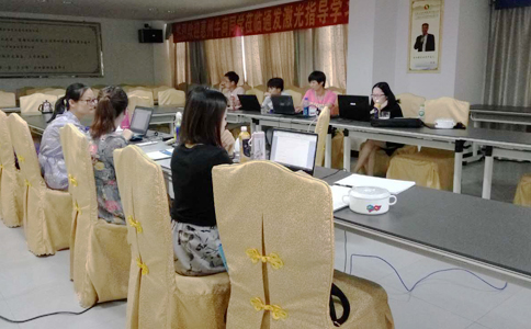  各家的客服美女真是巾幗不讓須眉啊，學(xué)習(xí)工作兩不誤